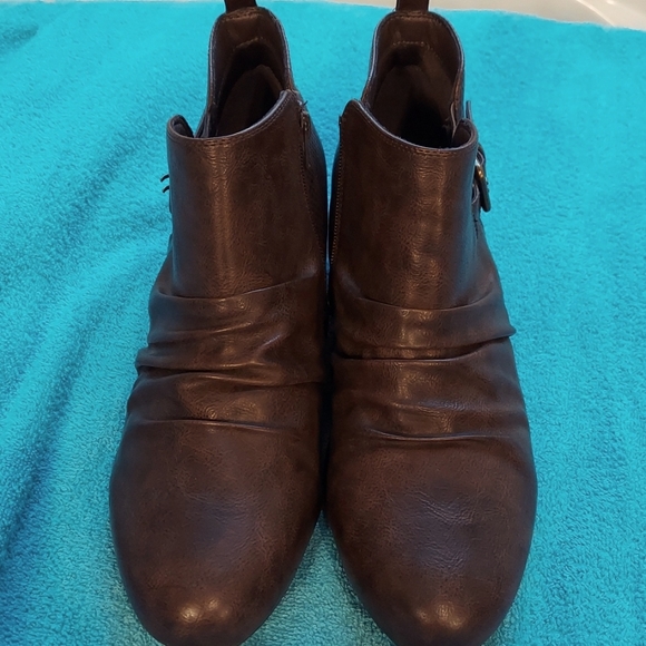 Cloudwalker Leather Like Brown Booties - Picture 2 of 7